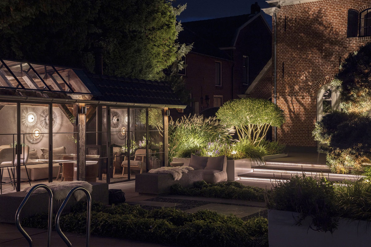 Modern garden lighting using Maretti ground spots for elegant outdoor ambiance