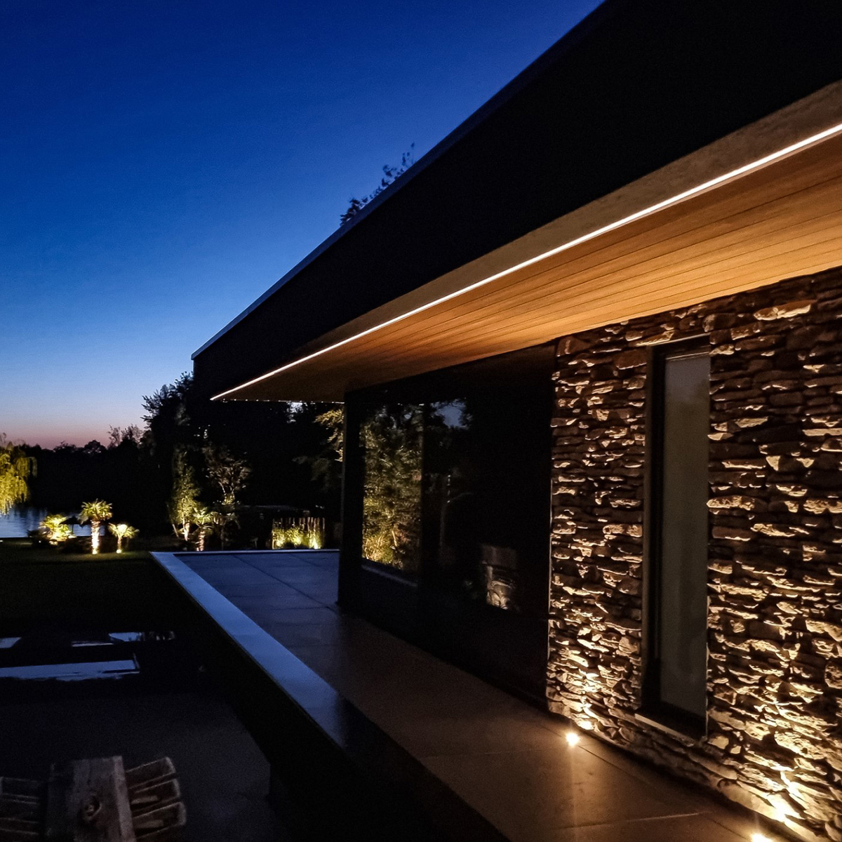 Well-designed garden lighting combining layout, structure, and functional illumination