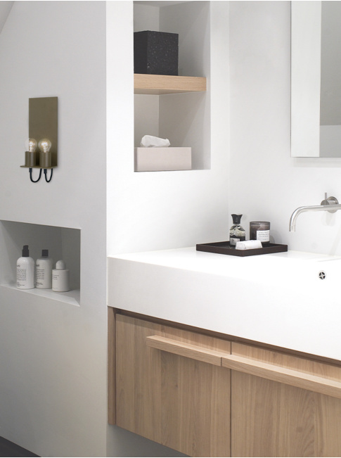 Trijnie bronze wall lamp designed by Piet Boon