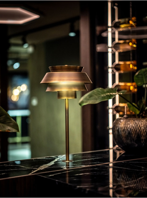 VOID tafellamp brons ontworpen door Peter Kos - Tafellampen