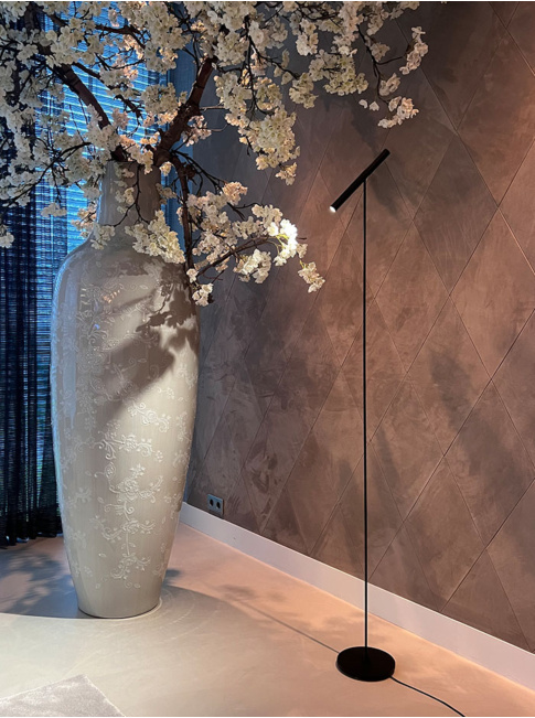 Tubo black floor lamp