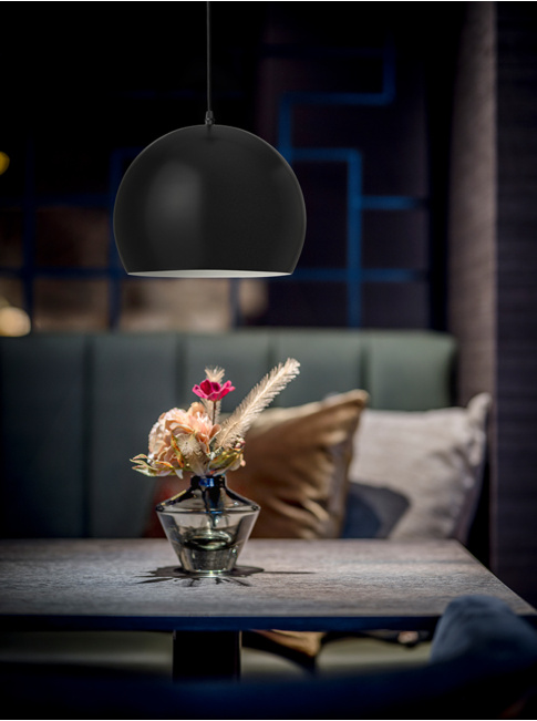 Dot hanglamp zwart ontworpen door Peter Kos