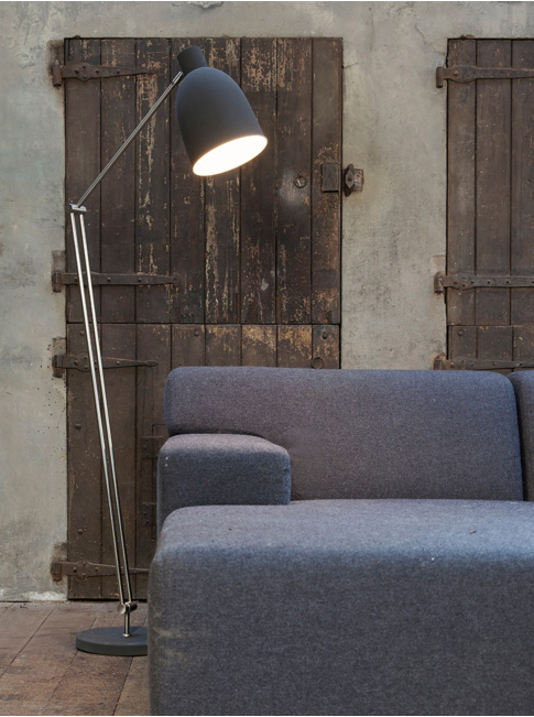 Comet vloerlamp aluminium ontworpen door Peter Kos