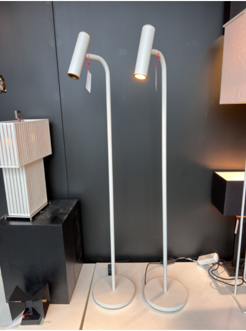 Hicks reading vloerlamp wit  ontworpen door Hip Studio