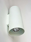 Gable wandlamp wit ontworpen door Eric Kuster