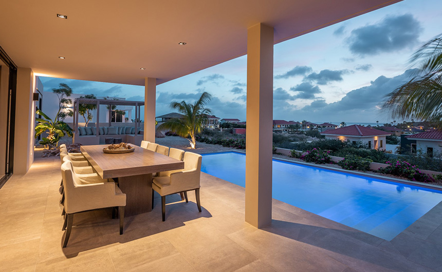 Luxe verlichting in een exclusieve vakantievilla op Curaçao, gerealiseerd door Maetti Project