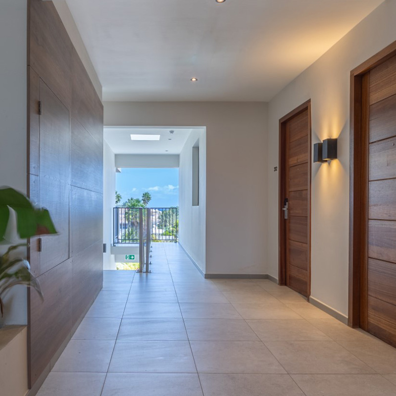 Exclusieve verlichting als onderdeel van een luxe villa-interieur op Curaçao